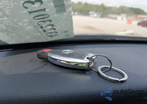 2018 Mercedes-Benz C 300 z USA, uszkodzony, nr VIN 55SWF4JBXJU279099